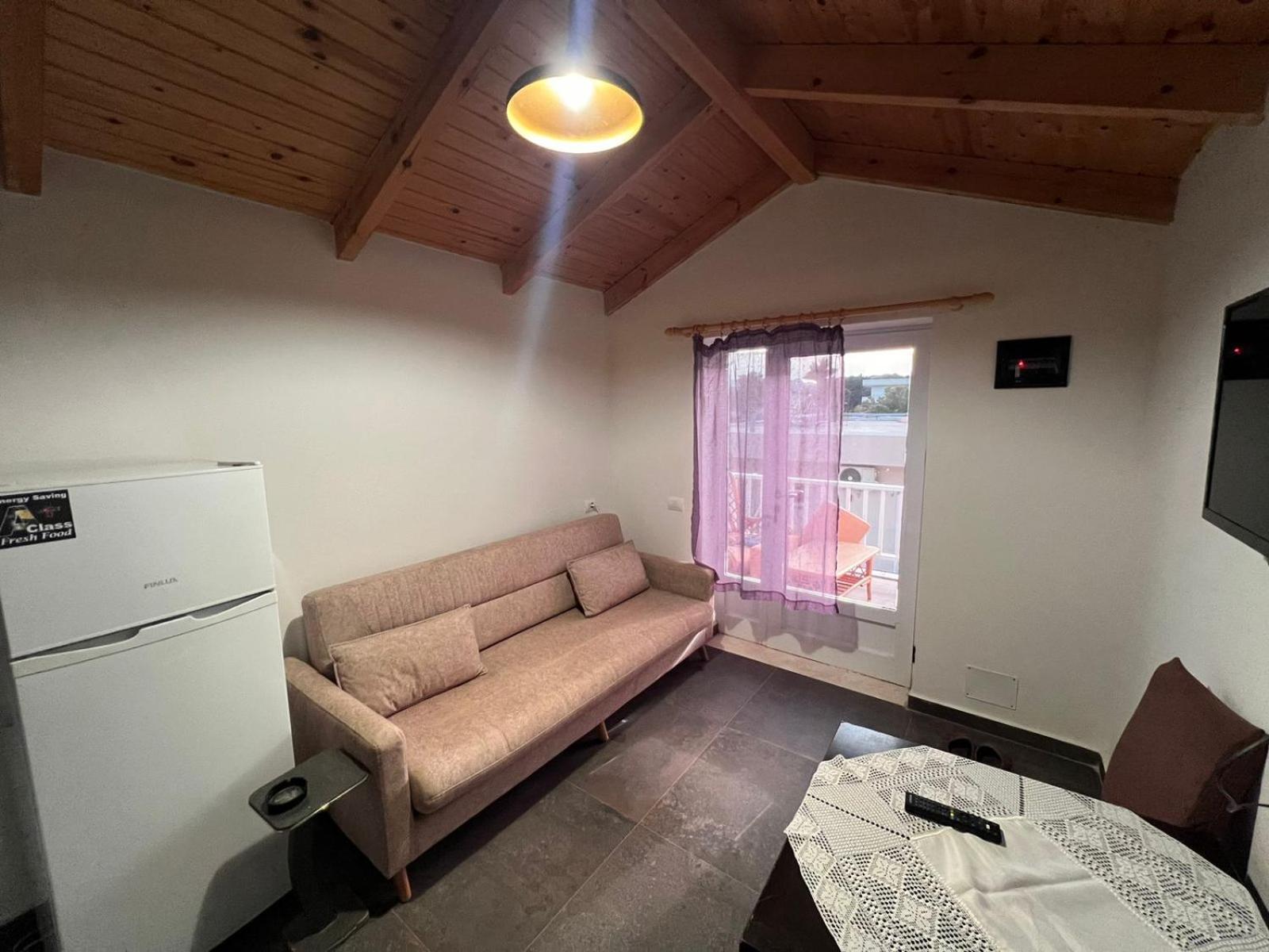 Guest Rooms Arbri วญอเรอ ภายนอก รูปภาพ