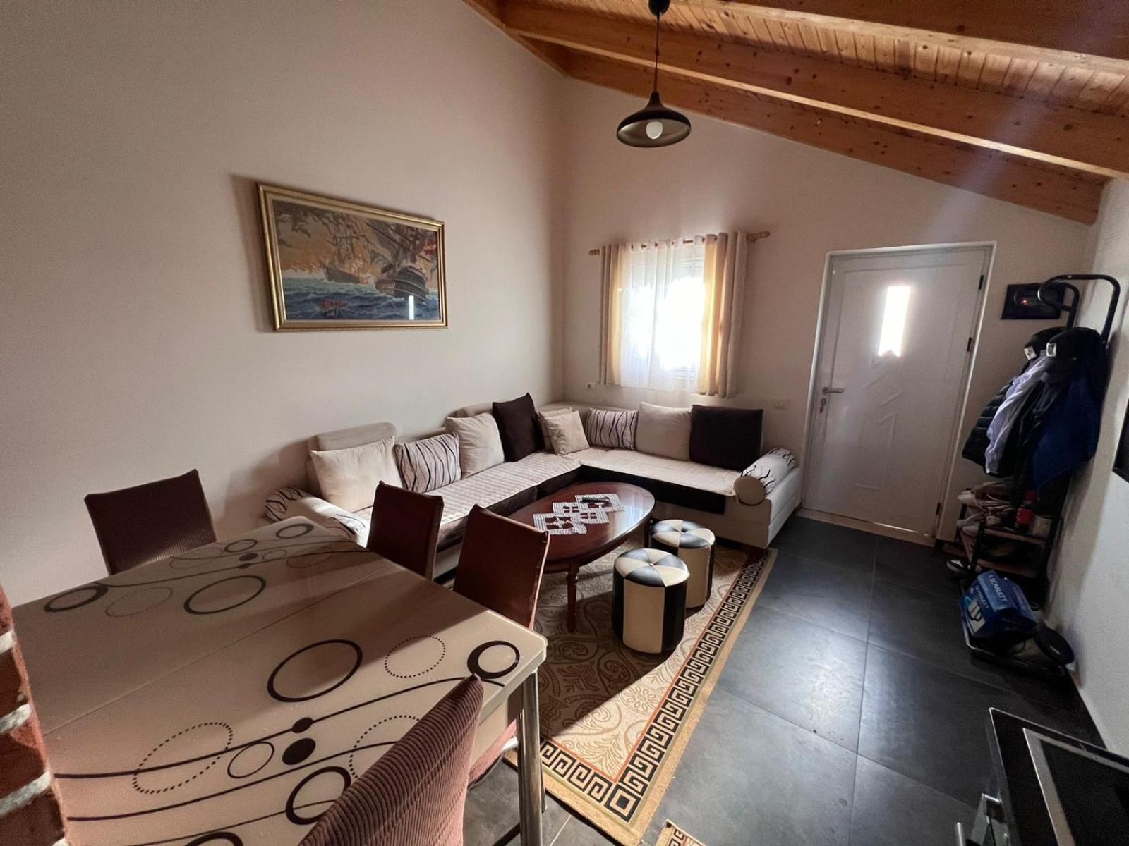 Guest Rooms Arbri วญอเรอ ภายนอก รูปภาพ