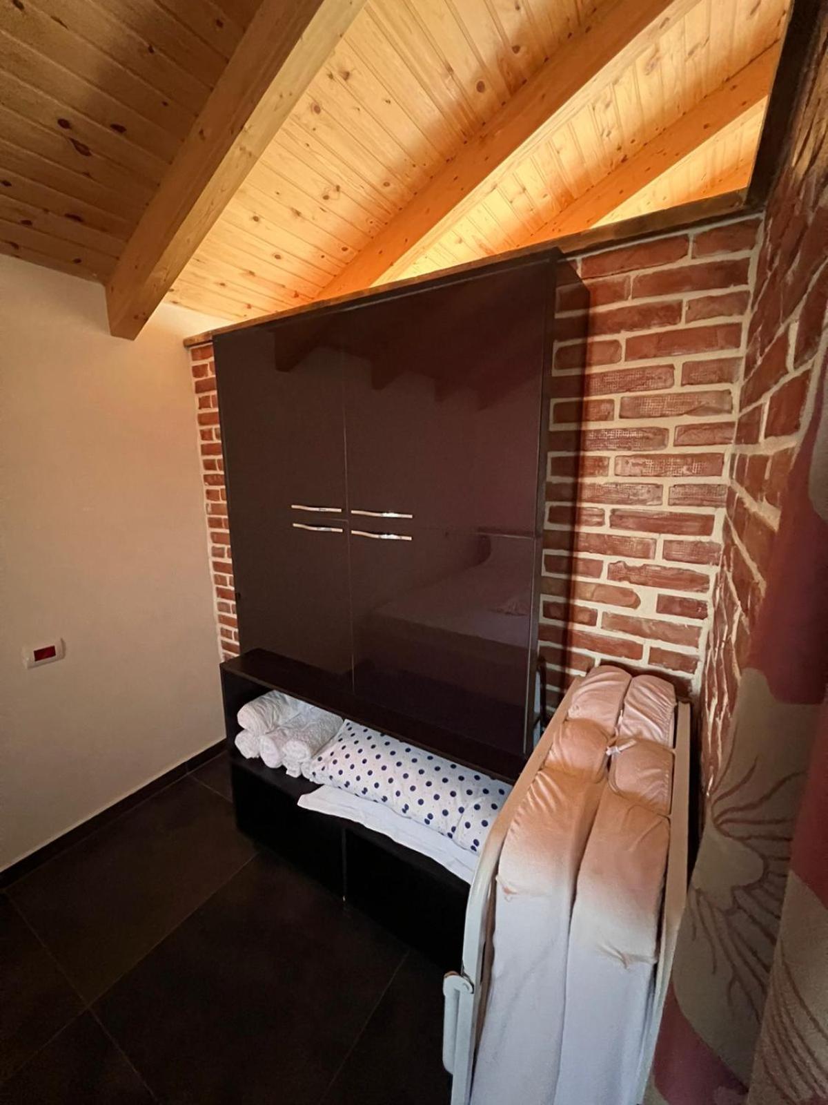Guest Rooms Arbri วญอเรอ ภายนอก รูปภาพ